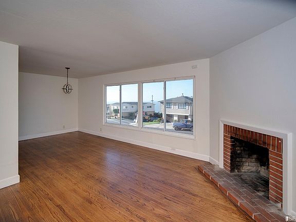 3rd image of 985 Skyline Dr