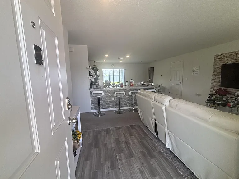 402 NE Mainsail St — Photo 8
