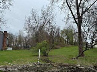 16 Kestner Ln, Troy, NY 12180