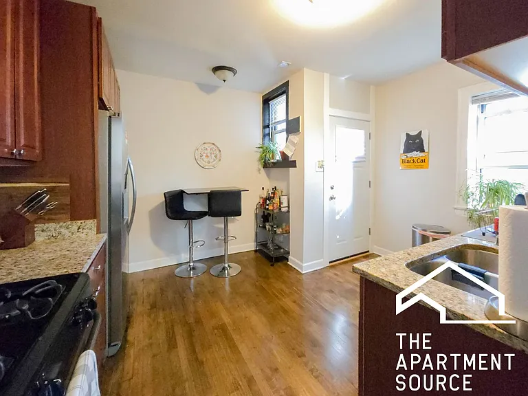 1827 W Winona St #2 — Photo 2