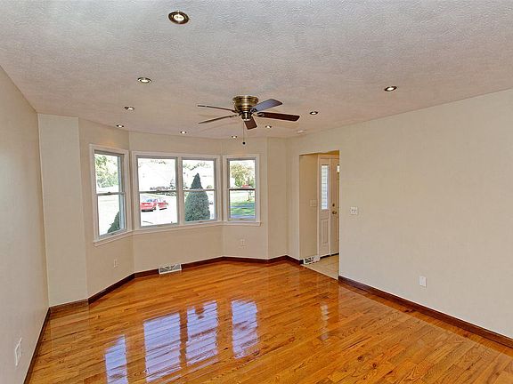 2nd image of 16 Eastland Cir