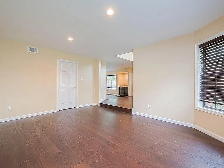 2039 Shorewood Ln — Photo 8
