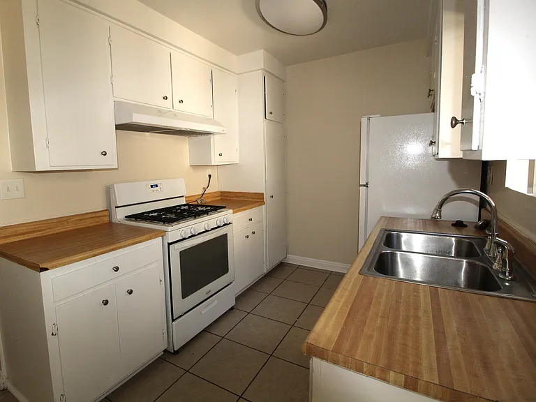 Silverwood Apartments (538,550,562) — Photo 15