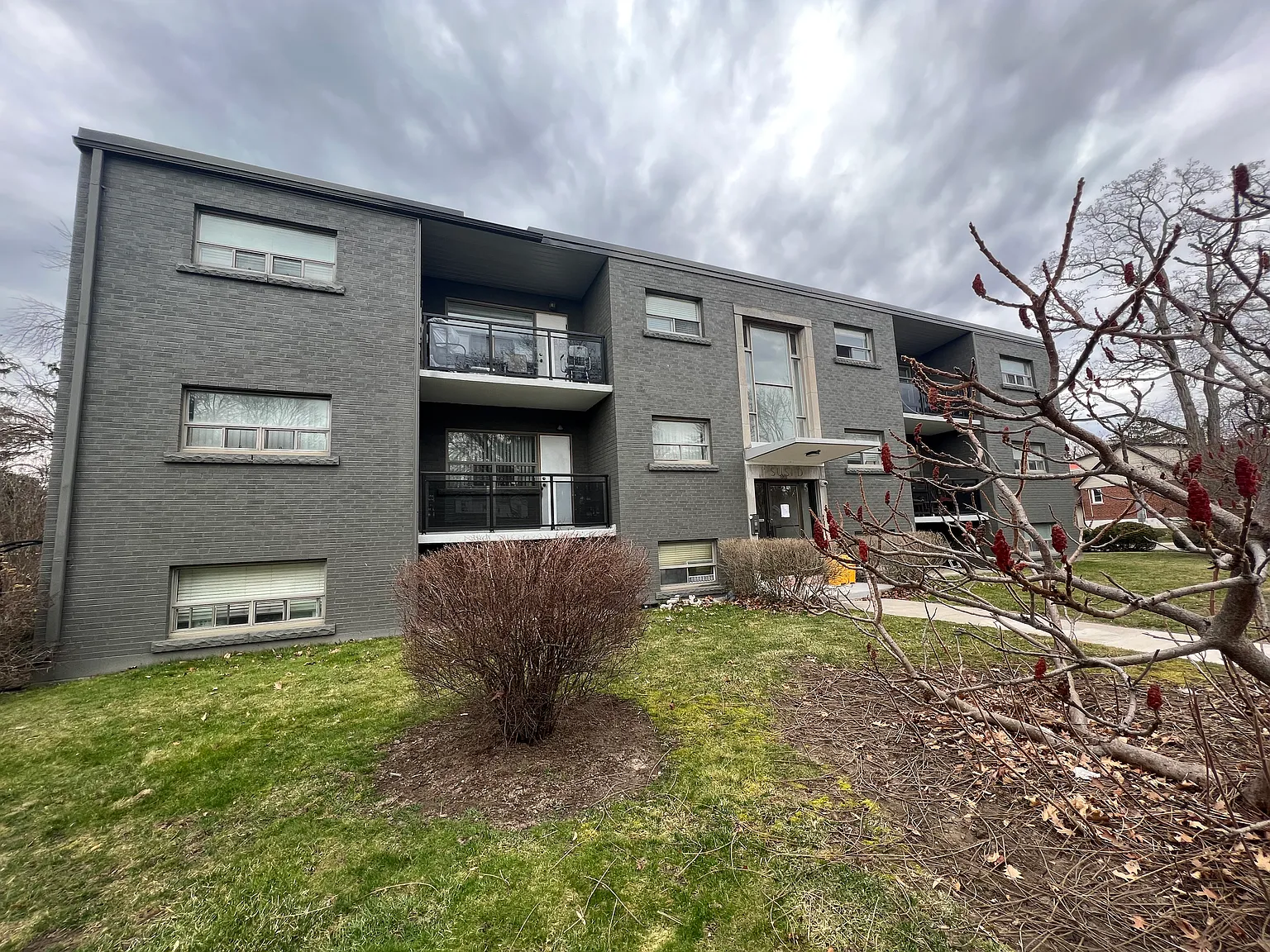 332 Guelph Line Burlington — Photo 2
