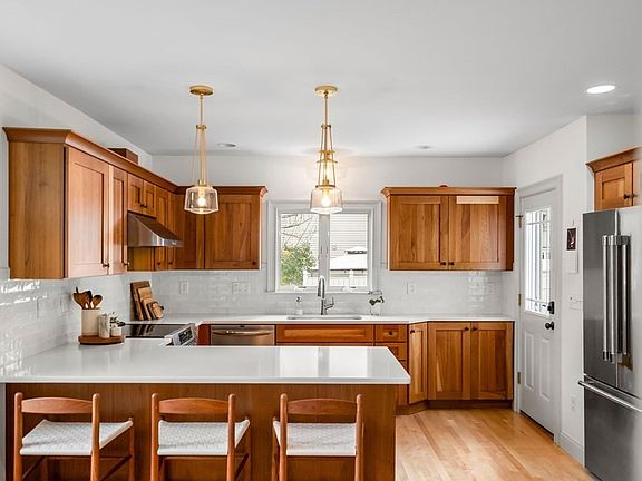 4th image of 1 Woodlawn St