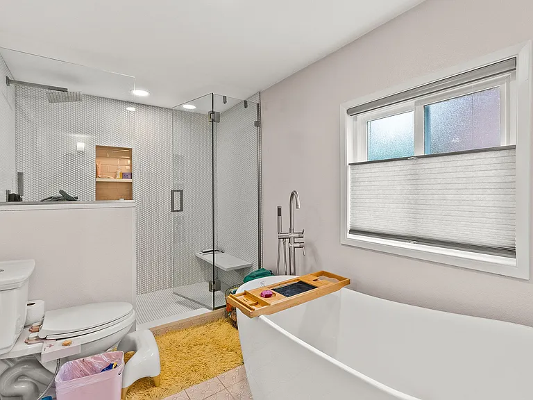 233 NE Holland St — Photo 13