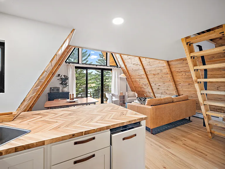 107 Lake Dr E — Photo 34
