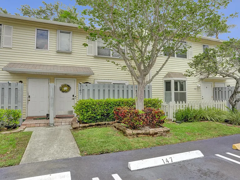 147 SW 3rd St — Photo 13