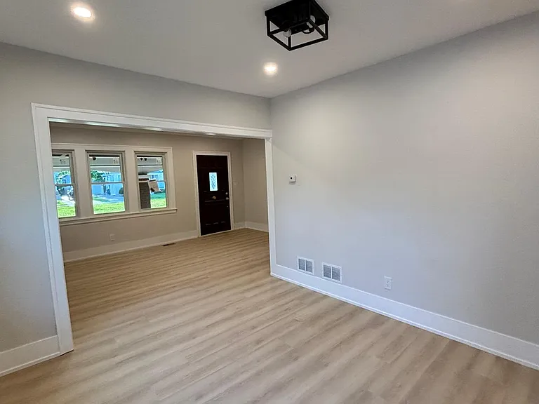 247 S Oakland Grv — Photo 16