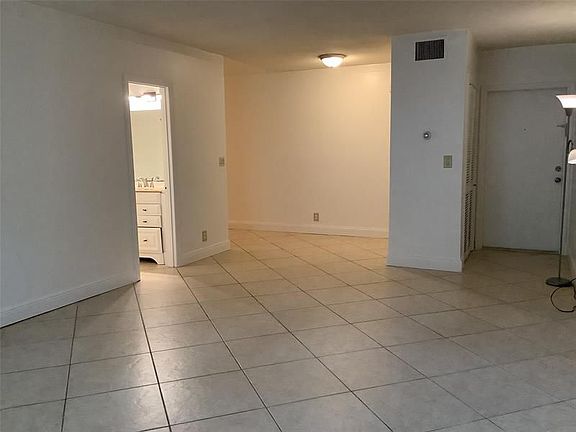 4th image of 2426 SE 17th St APT 108A
