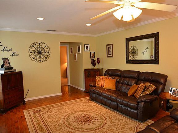 NICE FAMILY ROOM. TILED FLOORS, RECESSED LIGHTING.