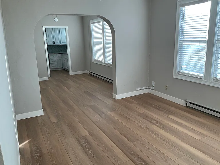 618 W 7th St #8 — Photo 5