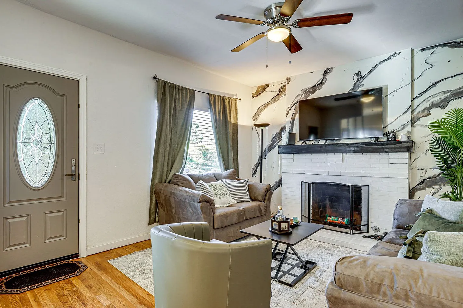 2 bed, 1.0 bath, 979 sqft, $2,257 — Photo 3