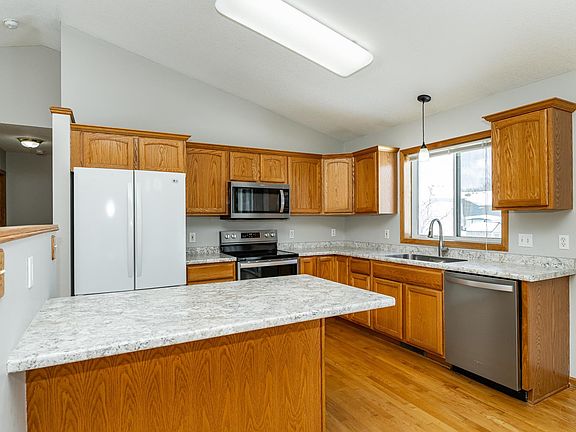 4th image of 902 Berg Blvd SE