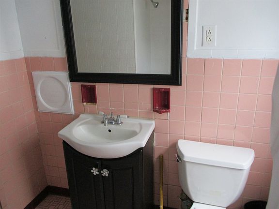 5th image of 609 Camden St