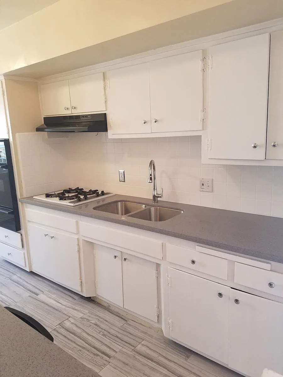 New ceramic tile floors, new quartz countertops and new wind - 2939 S Bronson Ave #2