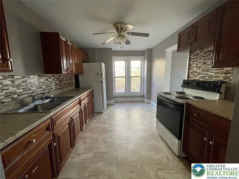 141 W Ridge St #B — Photo 6