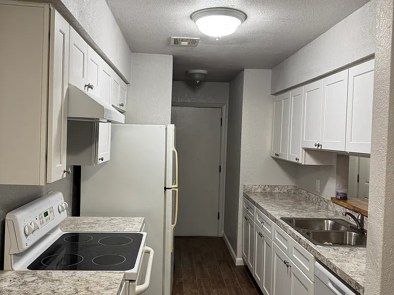 1905 S Southwest Blvd W #1905 — Photo 6