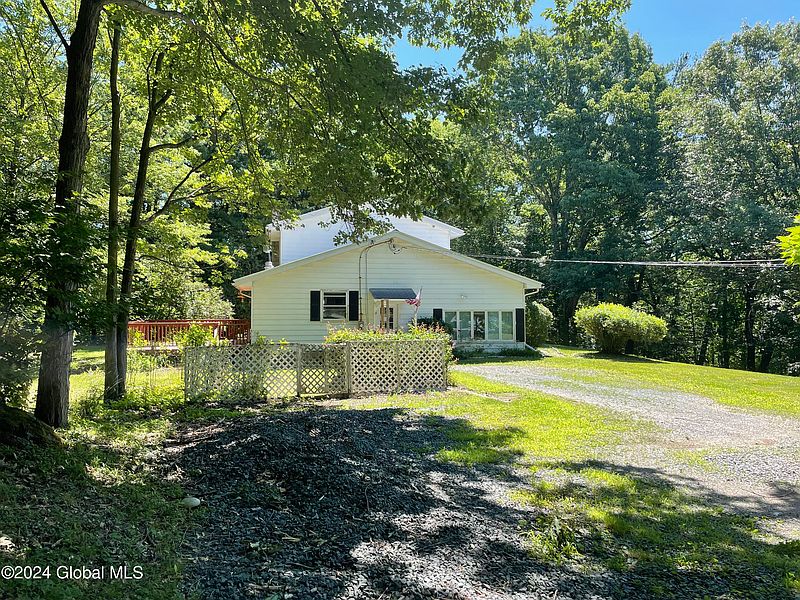 3rd image of 82 Lockrow Road