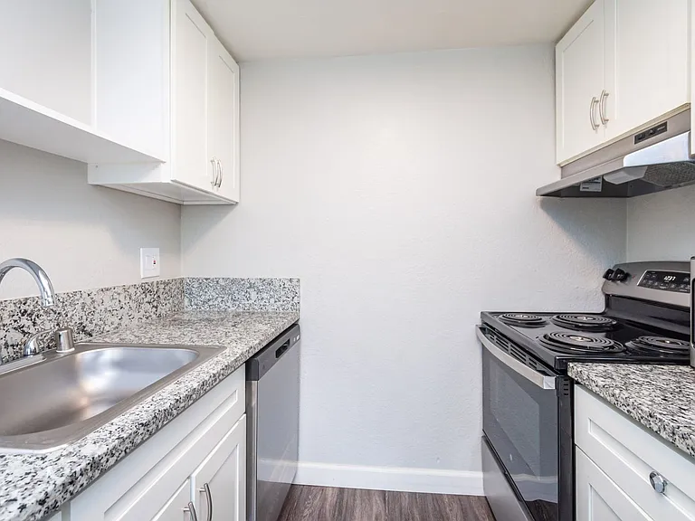 Gold Creek Apartments — Photo 36