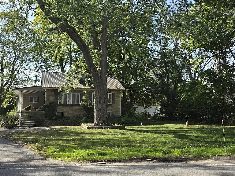 2546 N Forest Rd — Photo 23