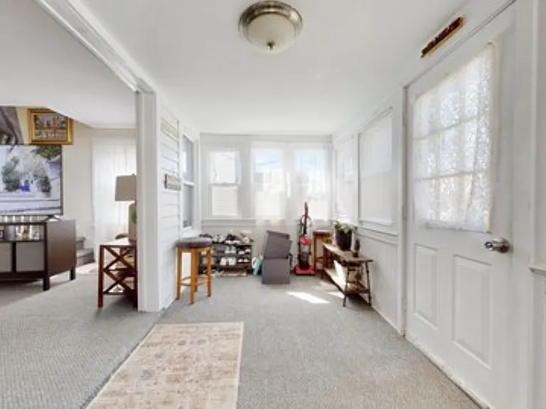 32 Lawrence Ave — Photo 5