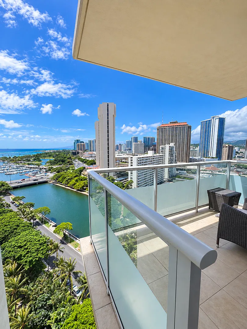 Fully Renovated & Fully Furnished 2 Bedroom In The Watermark Waikiki! — Photo 2