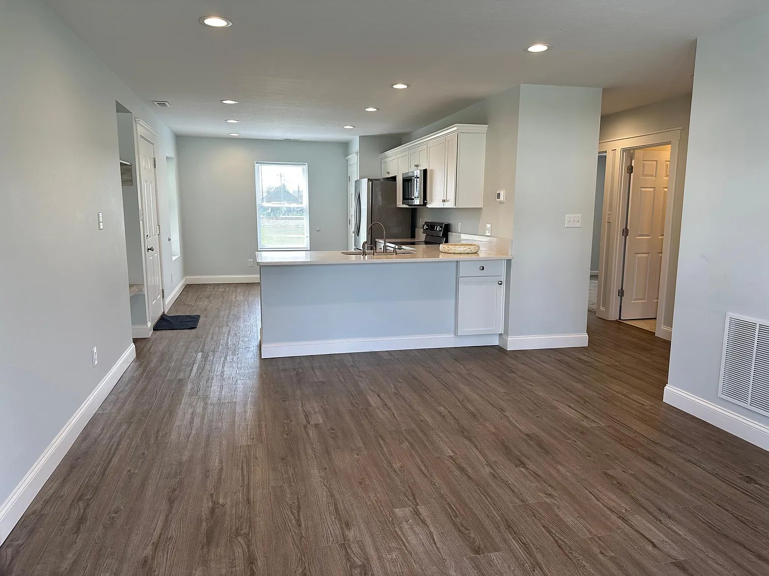 2 bed, 1000 sqft, $1,400 — Photo 3
