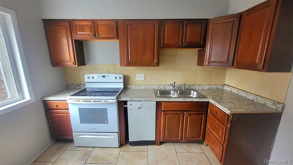 3 bed, 864 sqft, $2,100 — Photo 2