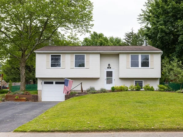 12 Rawhide Dr, West Henrietta, NY 14586