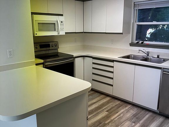 5th image of 220 N Lefevre St #1
