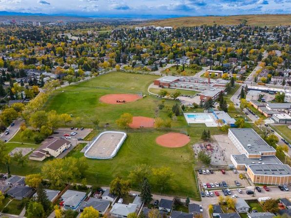 107 E Hartford Rd NW, Calgary, AB T2K 2A7