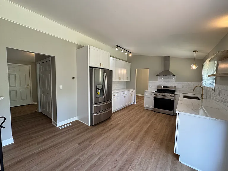 302 Forest View Dr — Photo 3