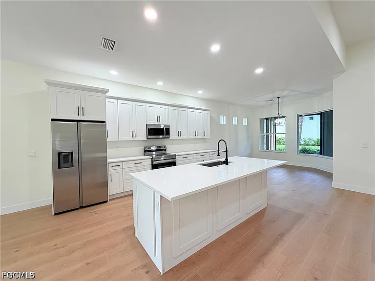 11001 Sea Tropic Ln — Photo 4