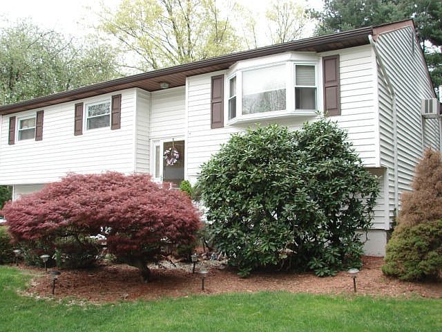 The most amazing home in Spackenkill 350K price range.