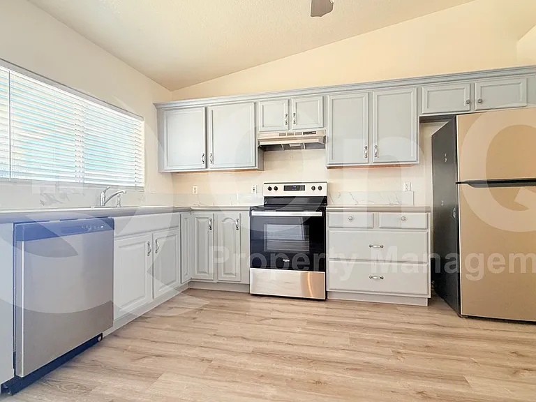 25 W 16th Ave — Photo 2