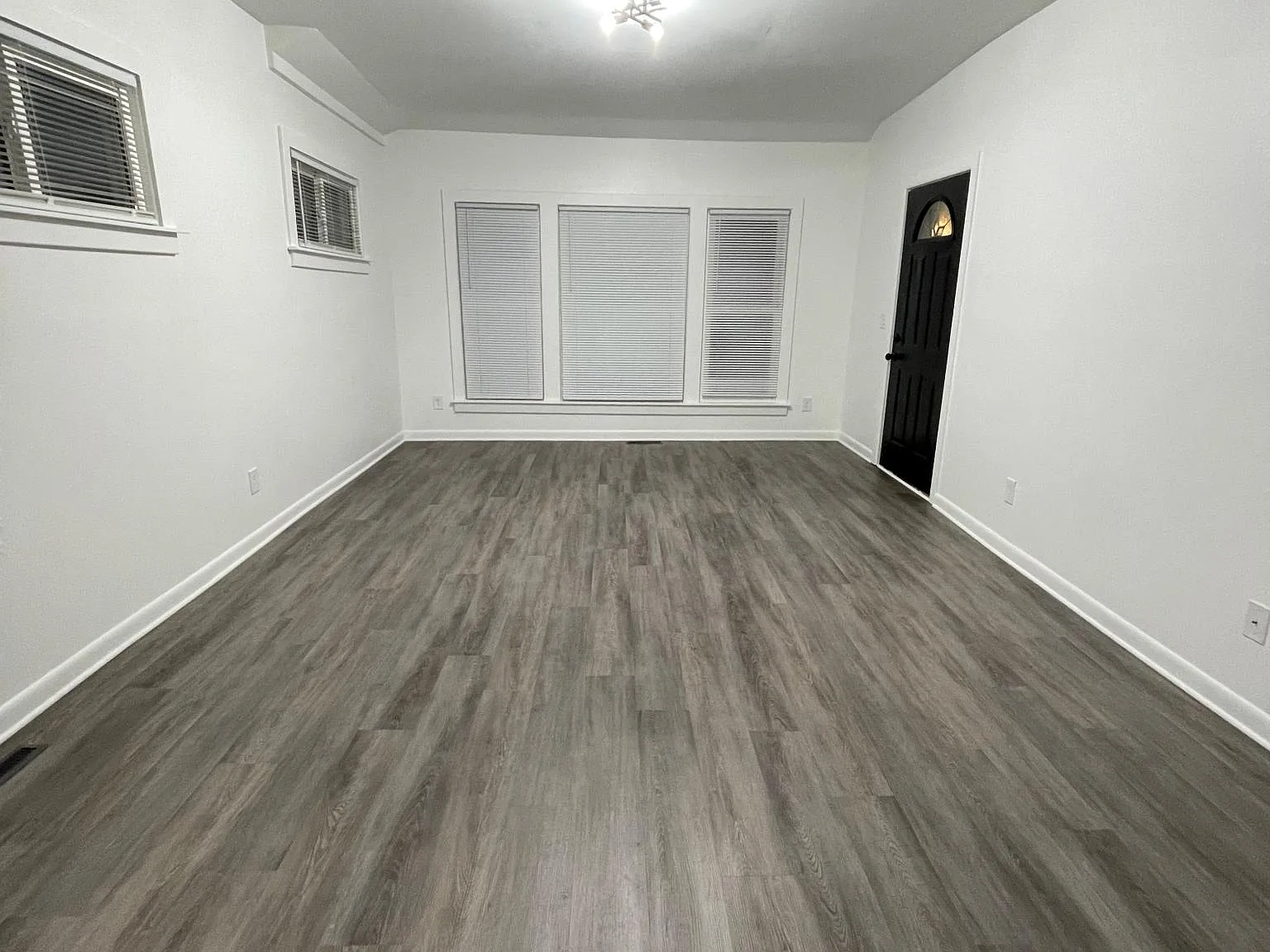 3 bed, 1300 sqft, $1,650 — Photo 2