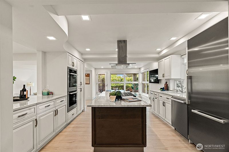 3rd image of 101 99th Avenue NE #101