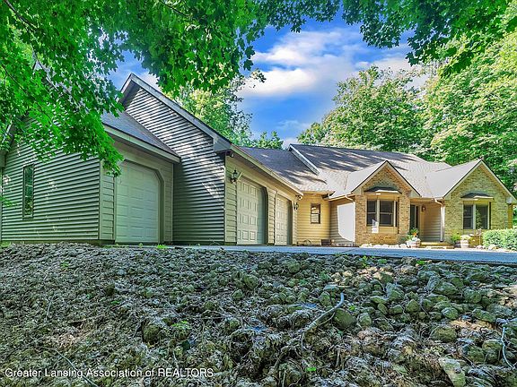 3rd image of 13914 Summer Ln