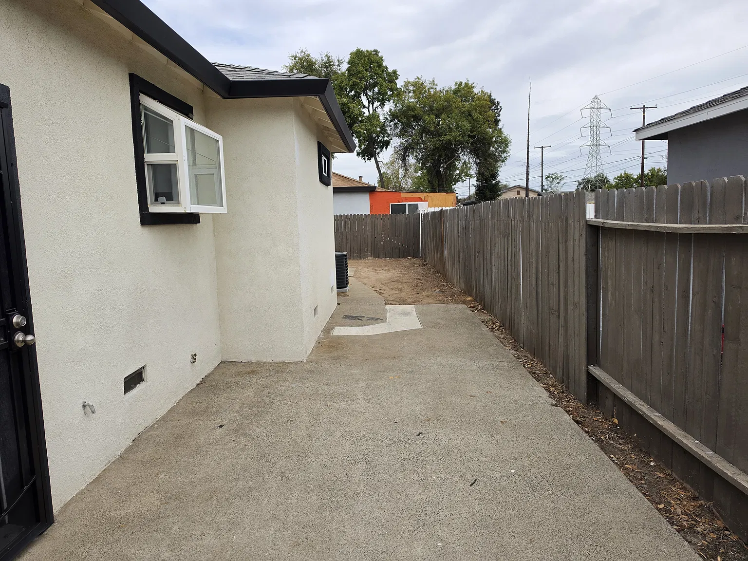 3 bed, 1300 sqft, $2,400 — Photo 4