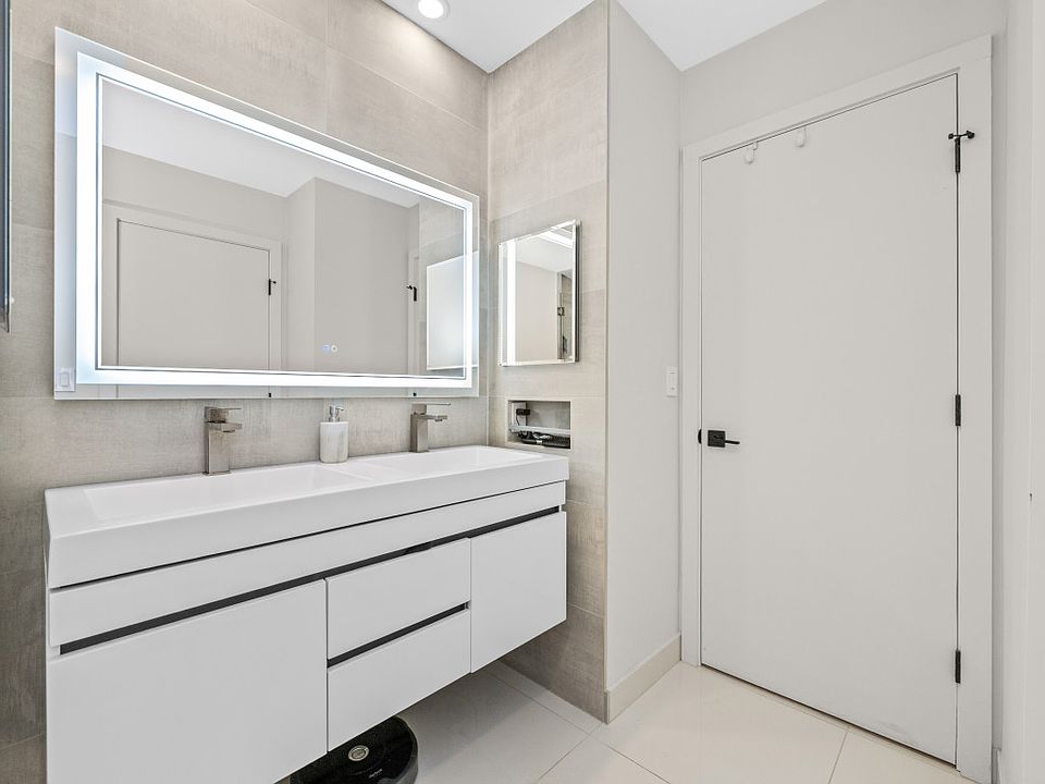 1st image of 65 E India Row APT 15E