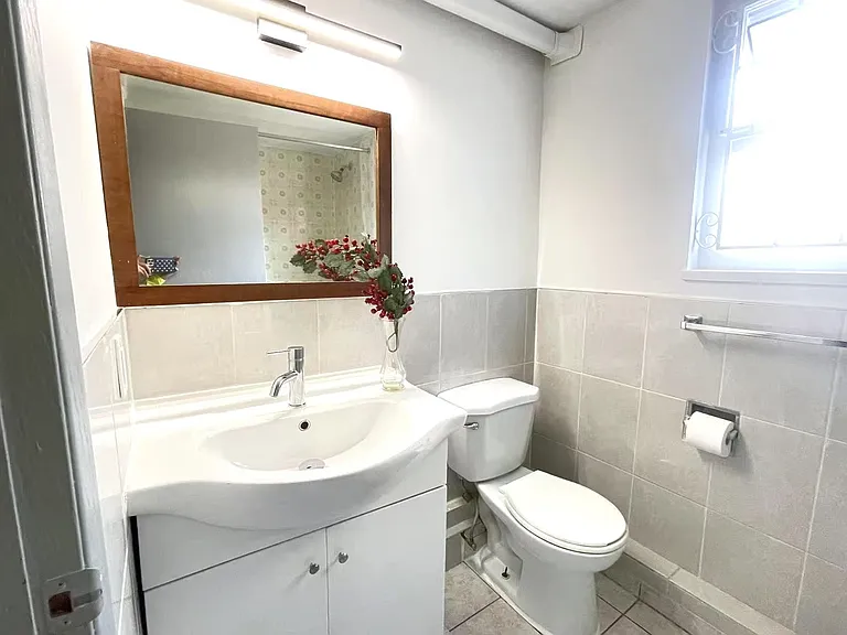 33 Woodstock Ave W — Photo 4