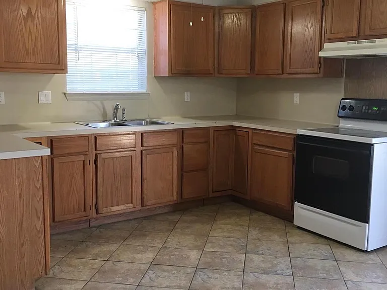 2205 Lincoln St — Photo 4