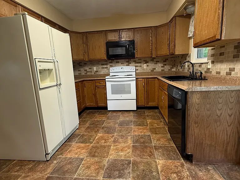 605 N College St — Photo 4