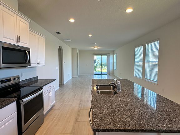 Kitchen with large island