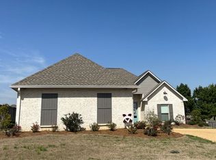 211 Clubview Cir, Pearl, MS 39208