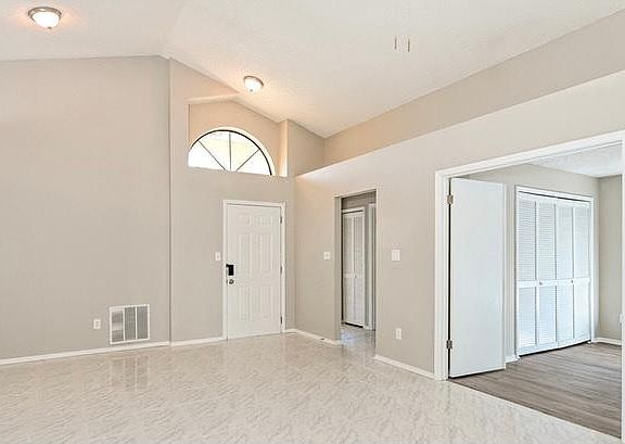 2nd image of 276 Lakebreeze Cir