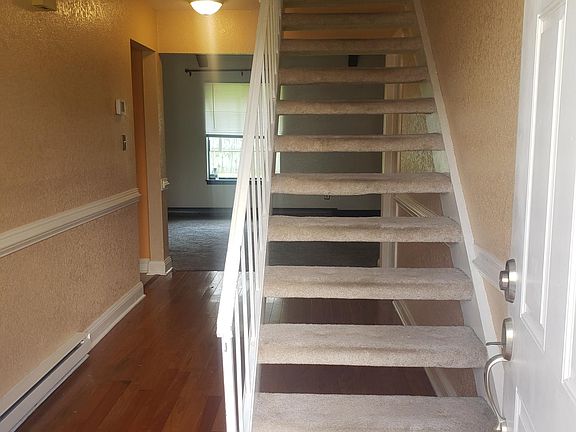 3rd image of 713 Linden Ct