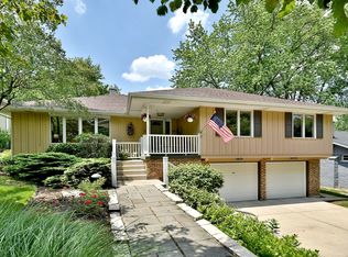 180 Grandview Ave, Glen Ellyn, IL 60137