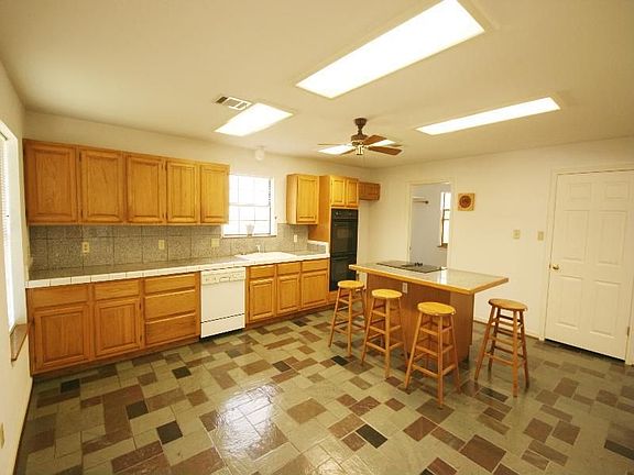4th image of 903 Chippenham Dr